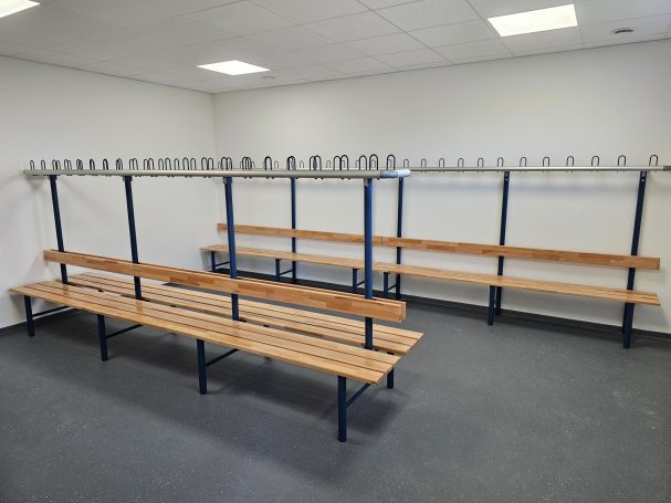Umkleideraum mit Garderobenbänken